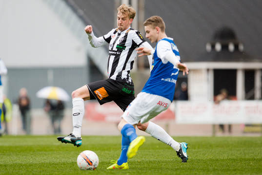 Landskronas Viktor Svensson försöker täcka skott från