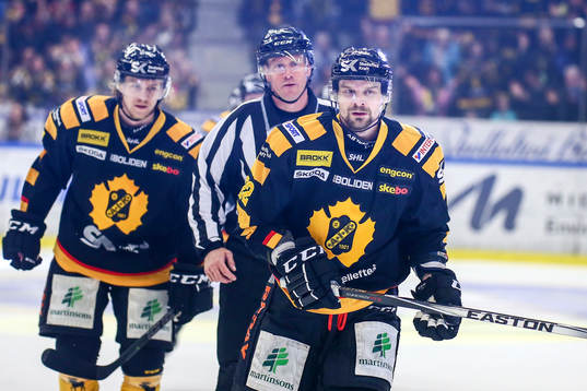 Skellefteås Janne Pesonen och Anton Lindholm   jublar