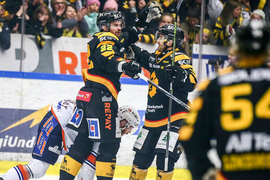 Skellefteås Janne Pesonen och Andrew Calof  jublar