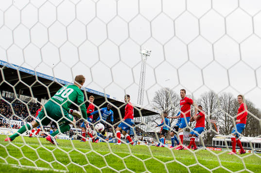 Helsingborgs målvakt Pär Hansson räddar skott från