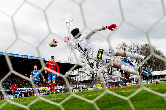 Helsingborgs Jordan Larsson ser Halmstads målvakt Stojan
