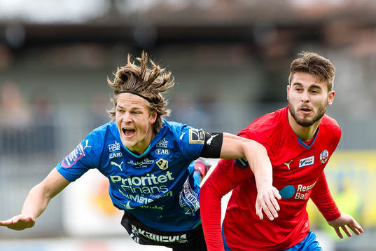 Halmstads Fredrik Liverstam nickar undan bollen