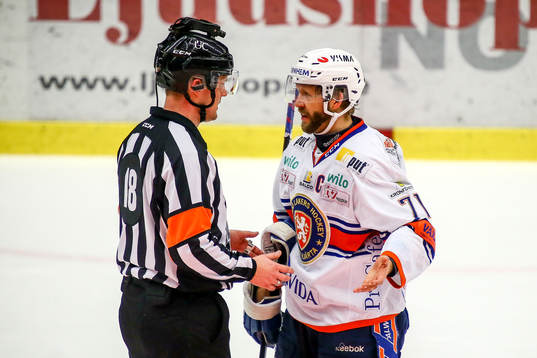 Växjös Tomi Kallio pratar med domaren Mikael NOrd