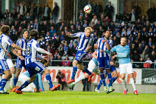 IFK Göteborgs Thomas Mikkelsen har en farlig målchans i