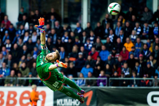 IFK Göteborgs målvakt John Alvbåge ser 0-1 gå in