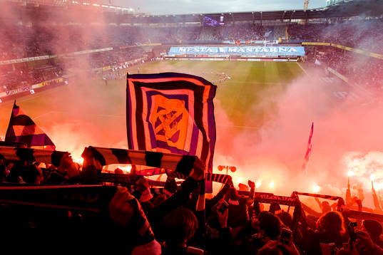 IFK Göteborgs hejarklack bränner bengaler innan