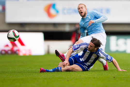 Malmö FFs Anton Tinnerholm får en tackling av IFK