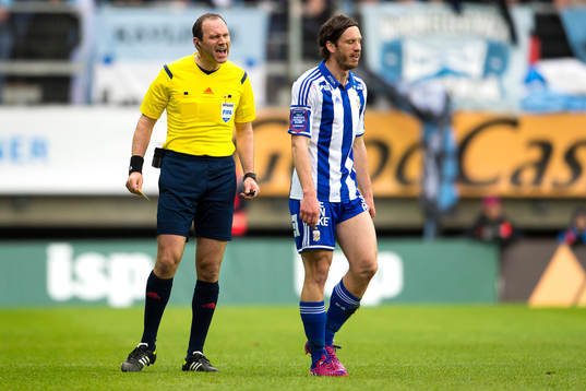 Domare Jonas Eriksson skäller på IFK Göteborgs Gustav