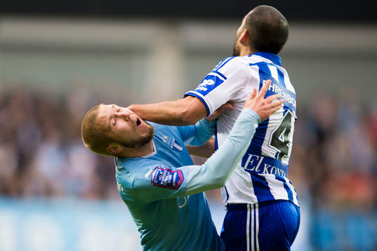 Malmö FFs Anton Tinnerholm får en tryckare av IFK