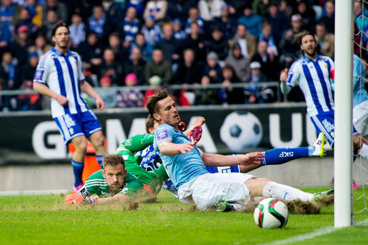 IFK Göteborgs målvakt John Alvbåge och Malmö FFs Markus