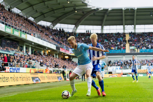 Malmö FFs Filip Helander håller undan bollen från IFK