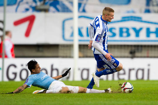 Malmö FFs Victor Yoshimar Yotun Flores försöker sno