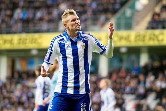 IFK Göteborgs Sebastian Eriksson manar på publiken