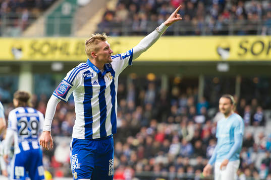 IFK Göteborgs Sebastian Eriksson manar på publiken