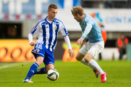 IFK Göteborgs Jakob Ankersen går förbi Malmö FFs Oscar
