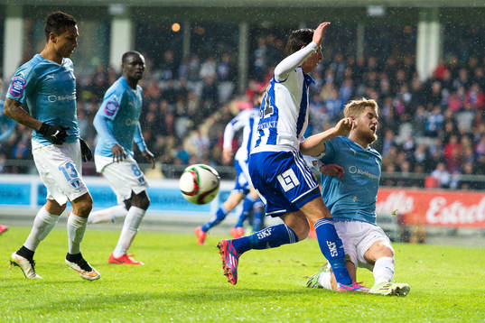 Malmö FFs Filip Helander bryter bollen framför IFK