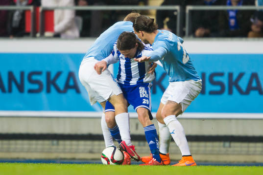 IFK Göteborgs Lasse Vibe fastnar mellan två Malmöspelare
