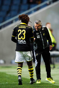 s Mohamed Bangura springer och jublar med assisterande