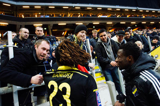 s supportrar jublar med Mohamed Bangura och Ebenezer Ofori