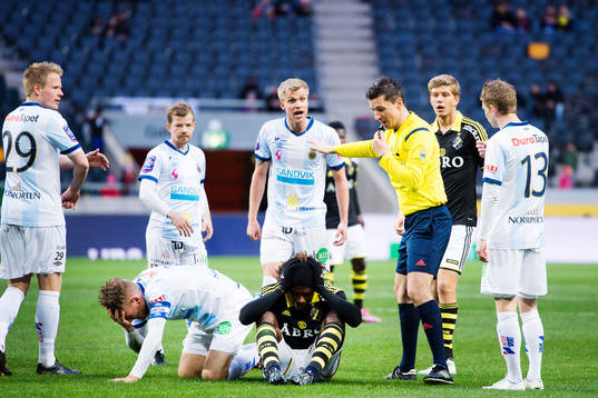s Mohamed Bangura tar sig för huvudet medans Gefles Robin