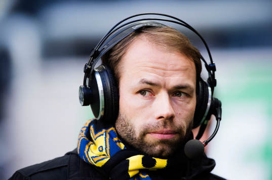 s tränare Andreas Alm blir intervjuad