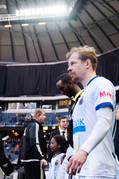 Gefles Jonas Lantto påväg in till planen