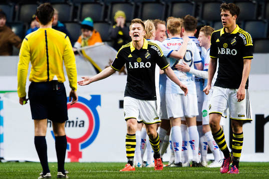 s Haukur Hauksson reagerar mot domaren