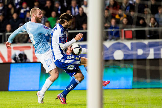 IFK Göteborgs Mattias Bjärsmyr får bollen på handen i