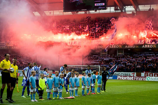 IFK Göteborgs supportrar bränner bengaler