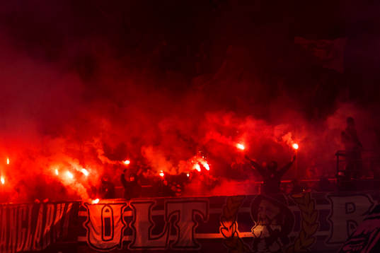 IFK Göteborgs supportrar bränner bengaler