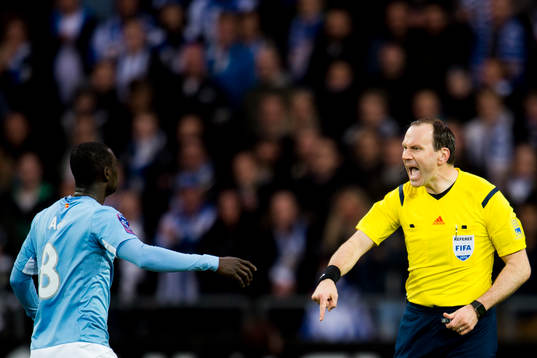 Domare Jonas Eriksson skäller på Malmö FFs Enock Kofi Adu