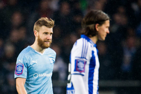 Malmö FFs Rasmus Bengtsson och i förgrunden IFK