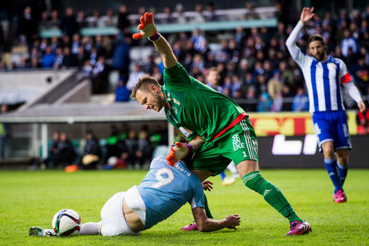 Malmö FFs Markus Rosenberg trillar in i IFK Göteborgs