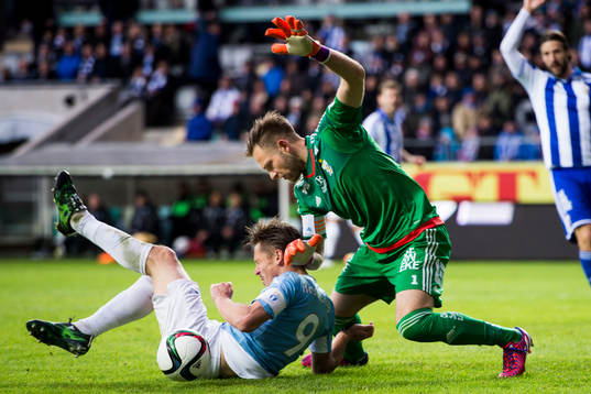 Malmö FFs Markus Rosenberg trillar in i IFK Göteborgs