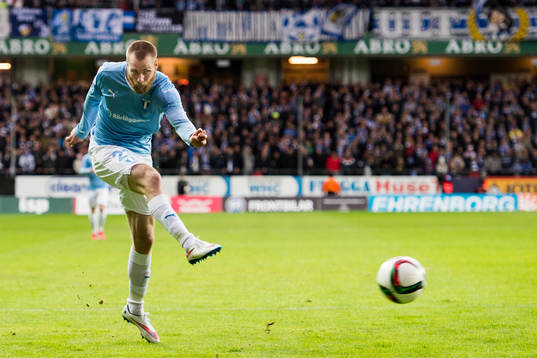 Malmö FFs Jo Inge Berget testar skott