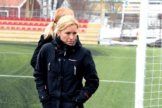 Domare Sara Persson inspekterar planen