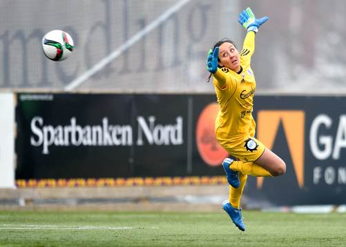 s målvakt Cecilie Breil Kramer med blicken på bollen