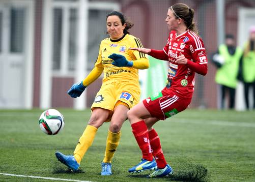 s målvakt Cecilie Breil Kramer och Piteå:s Pauline