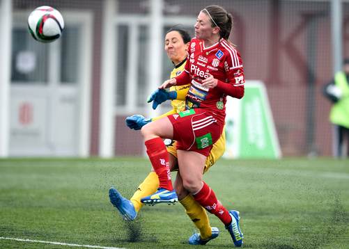 s målvakt Cecilie Breil Kramer och Piteå:s Pauline