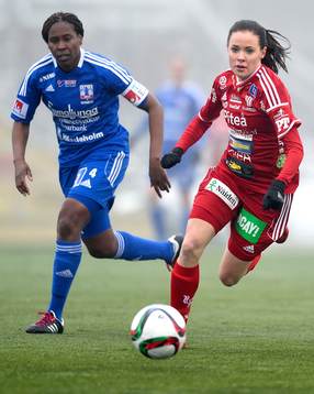 s Elin Johansson jagar bollen