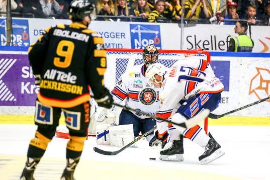 Växjös Alexander Johansson tar pucken