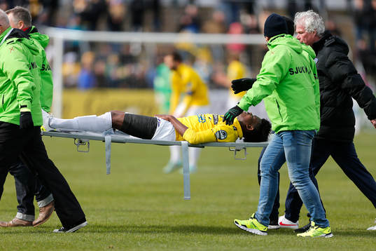 Falkenbergs Godsway Donyoh bärs ut på bår