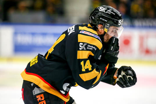 Skellefteås Daniel Widing fick en skada i ansiktet