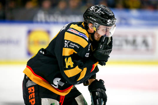 Skellefteås Daniel Widing fick en skada i ansiktet