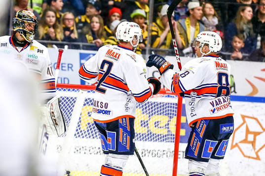 Växjös Teemu Laakso  och Ville Varakas jublar