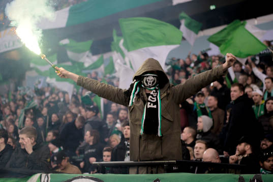 En Hammarby supporter med en bengal i handen