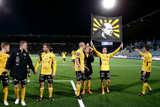 Elfsborgs spelare jublar och håller upp en flagga med Klas