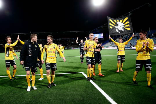 Elfsborgs spelare jublar med flagga på Klas Ingesson