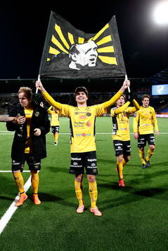 Elfsborgs Adam Lundqvist jublar med flagga på Klas Ingesson