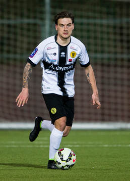 Frej Täbys Pontus Silfwer med bollen